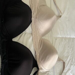 2 bras Warner's Black and Cream Lace